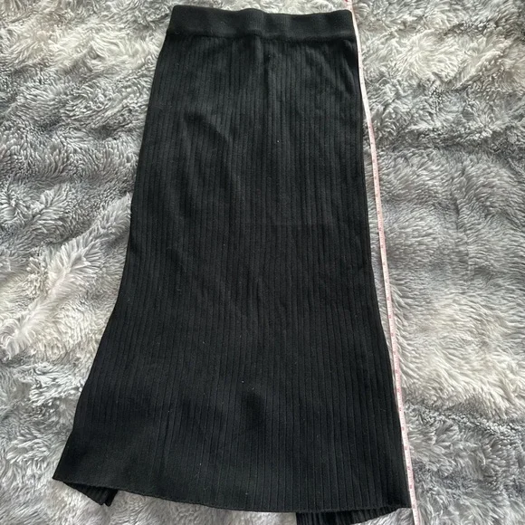 Elegant Black Ribbed Knit Pencil Skirt - Picture 2 of 4